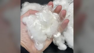 Катионное волокно 1,56D*51 мм, высокая стойкость цвета, мягкий яркий блеск для прядения и смешивания тканей