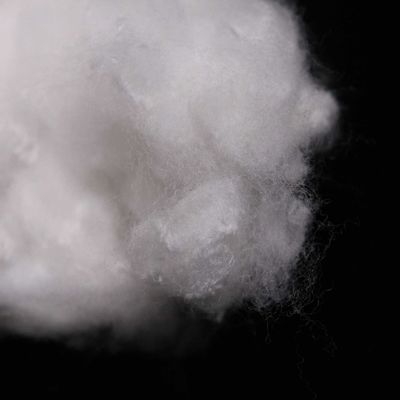 Купить Водоотталкивающее полиэстерное короткорежущее волокно 38 мм Белое несиликонированное волокно онлайн изготовление