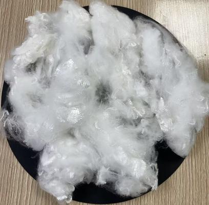 Хорошая цена. Катионное красящееся полиэфирное штапельное волокно 1.56D 51 мм для огнестойких матрасов онлайн