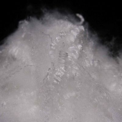 Хорошая цена. Белое полиэстерное стейпл-волокно 51 мм экологически чистые микроволокна класса А для наполнения подушек онлайн