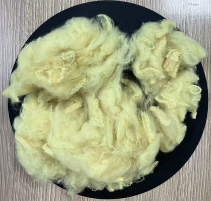 Хорошая цена. Переработанные полиэстерные стейпл волокна 2,5D 51 мм Chick Yellow онлайн